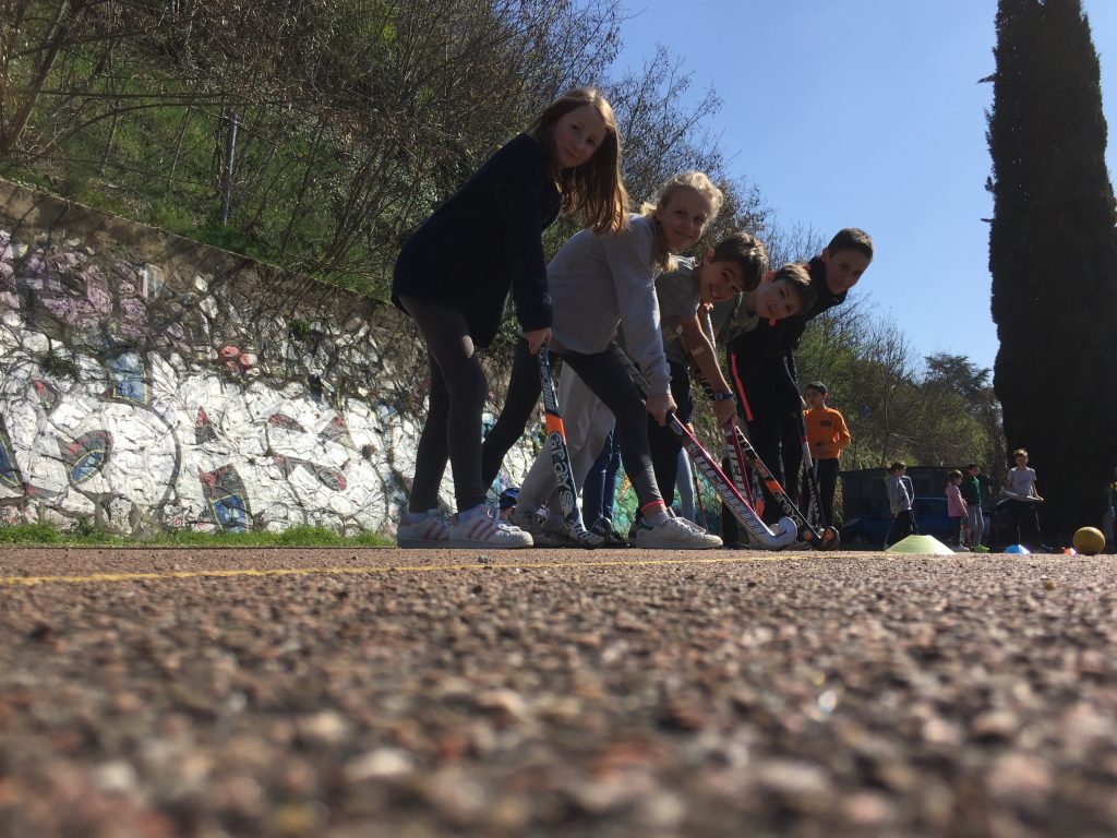 Hockey ... La saison CE2, CM1, CM2 a débuté sous le soleil!